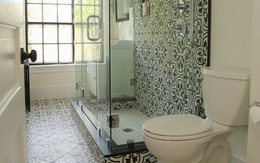 Sử dụng gạch lát sàn họa tiết sẽ khiến bạn phải ngỡ ngàng khi bước vào phòng tắm