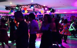 Cụ ông 74 tuổi chụp ảnh "nóng" với nhân tình, cố tình khoe vợ