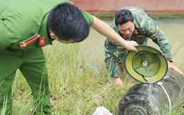 Trục vớt quả bom nặng gần 400kg mắc lưới ngư dân Hà Tĩnh