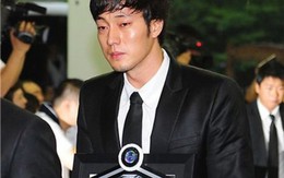 Xót xa hình ảnh So Ji Sub ngồi giữa trời mưa lặng lẽ tới thăm mộ bạn thân Park Yong Ha sau 9 năm ngày mất