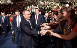 Đang họp với Putin, nữ sinh viên bất ngờ ngất xỉu