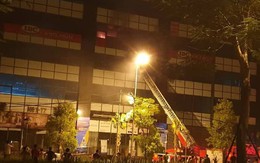 Hà Nội: Cháy chung cư, nhiều hộ dân bỏ chạy xuống đường lúc nửa đêm