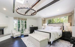 Những ô cửa kính lớn khiến phòng ngủ của nữ ca sĩ chỉ cao thước rưỡi bừng sáng