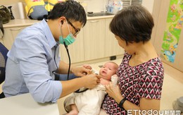 Bé trai sốt 5 ngày không khỏi, nhiễm trùng cao gấp 13 lần thông thường: Bác sĩ nhắc mẹ việc cần làm khi con bị sốt
