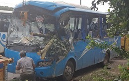 Xe khách chở 26 người trong dòng họ bị lật tại Lâm Đồng