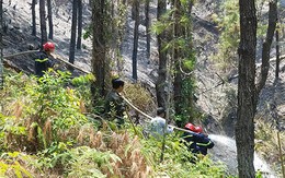 Hàng trăm cảnh sát, bộ đội chữa cháy rừng thông ở Huế