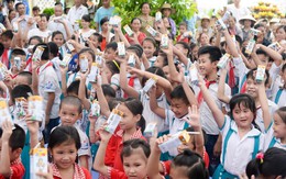 Sữa vươn cao Việt Nam và Vinamilk trao tặng 70.000 ly sữa cho trẻ em tỉnh Thái Nguyên