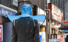 Nhật Bản ra mắt sản phẩm mũ đi mưa giá 100.000 đồng có thiết kế trông giống cái "áo mưa"