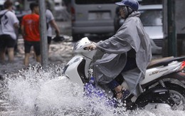 Hà Nội: Nhiều tuyến phố trung tâm bất ngờ ngập nặng, người dân vật lộn giữa "biển" nước