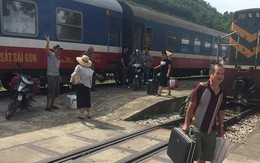 Tàu hàng trật bánh ở Hà Tĩnh, đường sắt Bắc - Nam tê liệt
