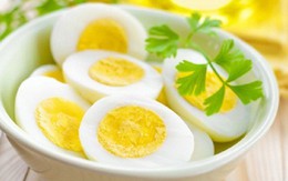 Trứng luộc rất dễ bị nhiễm khuẩn bởi hành động mà nhiều người hay làm khi luộc trứng