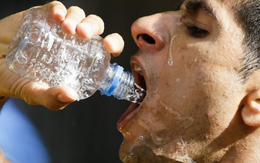 Từ vụ đột tử vì uống nước lạnh, chuyên gia cảnh báo không uống nước lạnh nếu cơ thể có dấu hiệu sau