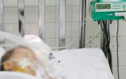 Uống bột sừng tê giác, bé gái 2 tuổi toàn thân xanh tím