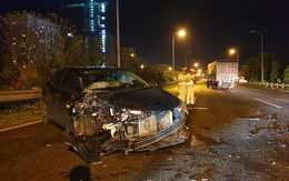 Hà Nội: Ô tô con biến dạng sau cú đâm mạnh với xe tải trên đại lộ Thăng Long