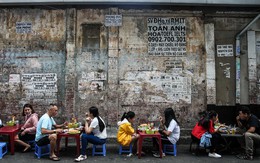 Tiệm bánh mì 60 năm bên vỉa hè Sài Gòn, mỗi ngày 400-500 lượt khách