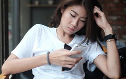 Đồng nghiệp chuyên nhắn tin cho chồng tôi vào tối muộn