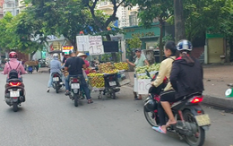 Hà Nội: Bán đảo Linh Đàm được “đặc cách” để 3 làn ô tô dưới lòng đường, vỉa hè?