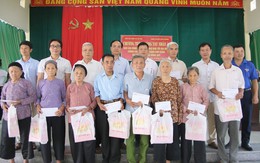 Báo Gia đình và Xã hội tặng quà 50 hộ gia đình chính sách tại tỉnh Tuyên Quang
