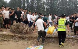 Tai nạn đuối nước thương tâm: 2 đứa trẻ trượt chân té sông, bố cùng bạn bè nhảy xuống cứu, kết quả tất cả đều mất tích