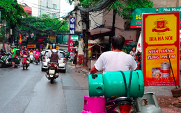 “Lạnh gáy” những cách chở gas nguy hiểm ở Hà Nội