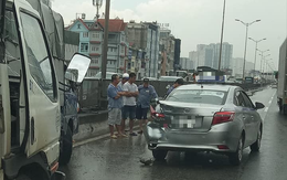 Hà Nội: Mưa lớn làm xảy ra nhiều vụ tai nạn, người dân bì bõm đi làm giữa đường ngập nước