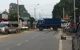 Tông vào xe tải dừng ven đường, 2 thanh niên đi xe máy thương vong