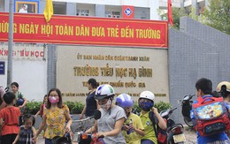 Sau vụ cháy Rạng Đông, học sinh trường Hạ Đình đeo khẩu trang kín mít đi học