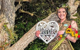 Đám cưới kỳ lạ: Cô gái trẻ cưới cây rừng