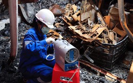 Đang bốc dỡ hiện trường vụ cháy Công ty CP Bóng đèn phích nước Rạng Đông