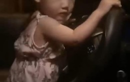 Truy tìm tài xế để bé gái khoảng 2 tuổi cầm vô lăng lái xe