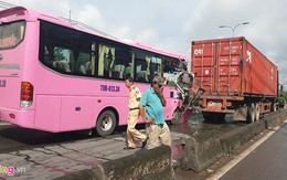 Ôtô khách tông xe container ở Sài Gòn, 4 người bị thương