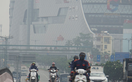 TP.HCM từ sáng đến chiều "mịt mù khói sương", người dân đeo khẩu trang, trùm kín mít khi ra đường vì sợ ô nhiễm