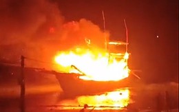 Sau tiếng nổ lớn tàu cá bốc cháy dữ dội khiến nhiều người thương vong