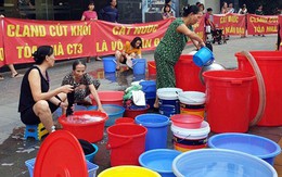 Hà Nội: Bị cắt nước, dân chung cư cao cấp xuống sảnh tòa nhà giặt giũ quần áo, rửa bát đũa