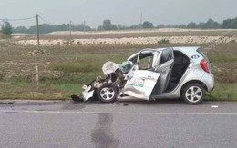 Tài xế và nam hành khách tử vong trong xe taxi sau cú đối đầu với xe tải