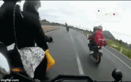 Xe máy vượt ẩu tông 2 người ngã văng xuống đường rồi bỏ chạy gây phẫn nộ