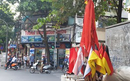 Phố cổ Hà Nội nhộn nhịp cờ hoa trước "giờ G" trận đấu Việt Nam - Thái Lan