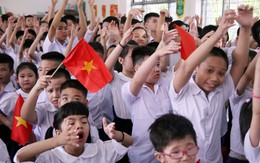 Xúc động học sinh hát Quốc ca bằng tay trong lễ khai giảng tại ngôi trường đặc biệt nhất Hà Nội