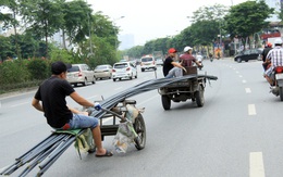 Thót tim với hai xe ba gác tự chế dài hàng chục mét 'cắt' phố đông đúc để vào cua