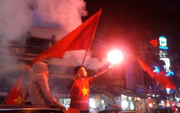 Người dân Hải Dương đốt pháo sáng ăn mừng chiến thắng của tuyển Việt Nam