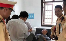 Cụ ông 81 tuổi bất tỉnh ven đường được CSGT Hà Nội giúp đỡ