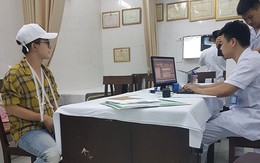 Bảo "Về nhà đi con" bị rạn xương phải bó bột nhưng đáng chú ý là phản ứng của nam diễn viên khi gặp sự cố
