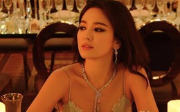 Song Hye Kyo hé lộ thêm ảnh mới bên bàn tiệc, váy áo buông lơi xinh ngất trời