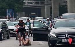 Mặc xe cộ đông, cô gái gục đầu ngồi bệt giữa đường bên nam thanh niên và chiếc Mercedes khiến dân tình xôn xao