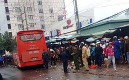Xe khách lao vào chợ ven đường, ít nhất 3 người chết
