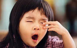 Cách giúp trẻ nhỏ không ngủ quên trên xe đến trường