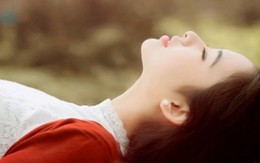 'Ai biết được khi lấy chồng, mỗi sáng con đều đứng trước gương, tự nhủ phải lau khô nước mắt, khoác nụ cười lên...'