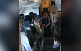 Nữ tiếp viên Mỹ say xỉn, ngủ gục trên lối đi suốt chuyến bay