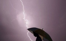 3 người trong một gia đình bị sét đánh tử vong khi trú mưa dưới ô