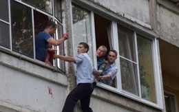 Thót tim xem cảnh sát cứu bé sơ sinh bị cha say rượu dọa ném khỏi cửa sổ